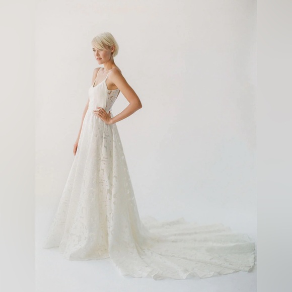 Truvelle Annie Wedding Dress - Picture 3 of 11